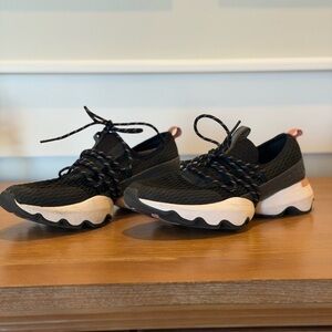 Sorel Women’s Black Kinetic Impact Lace Sneaker Size 8